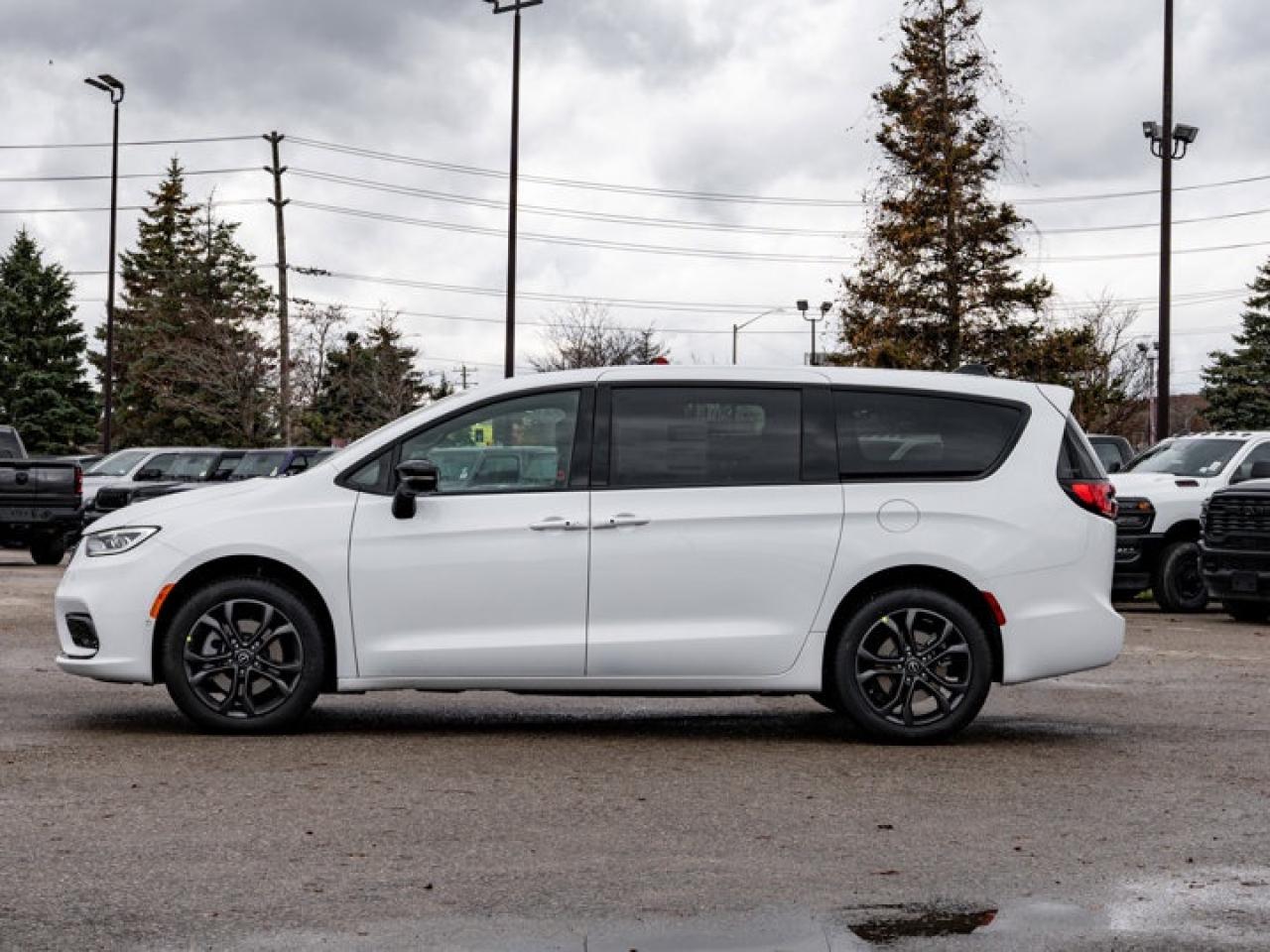 2026 Chrysler Pacifica Select Photo4