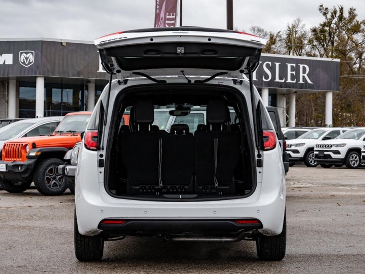 2026 Chrysler Pacifica Select Photo