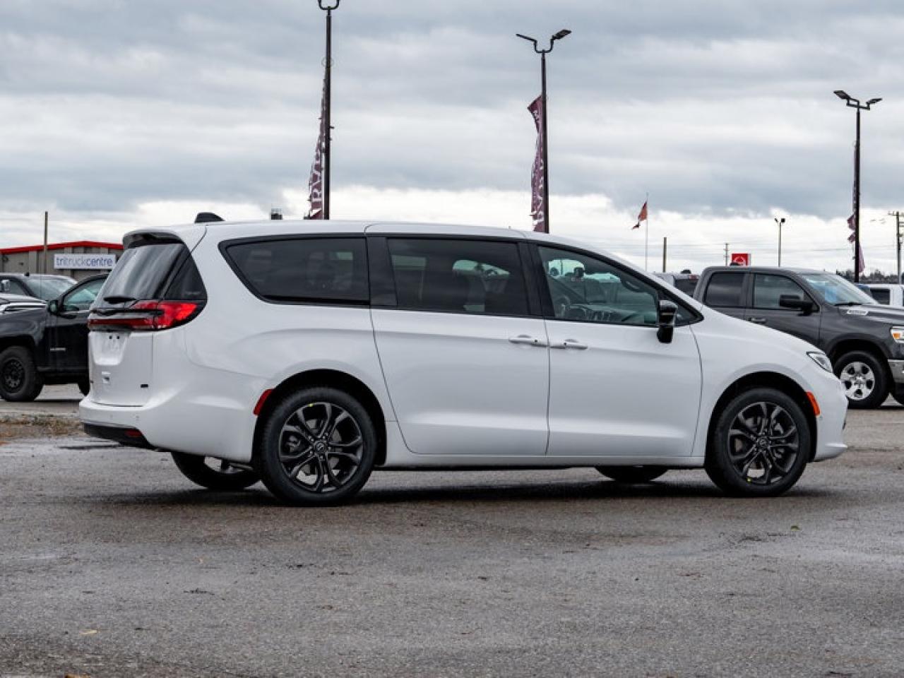 2026 Chrysler Pacifica Select Photo