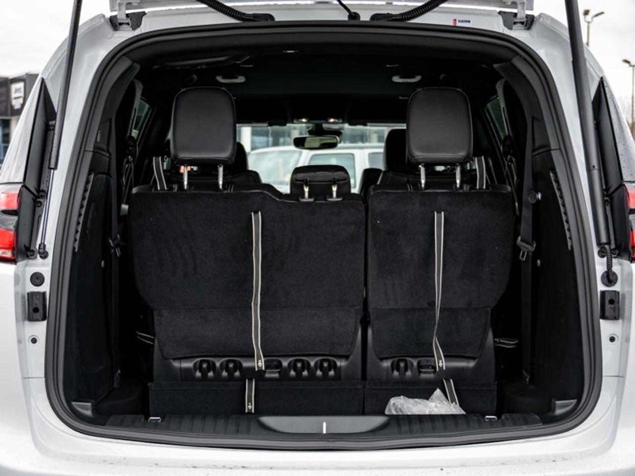 2026 Chrysler Pacifica Select Photo