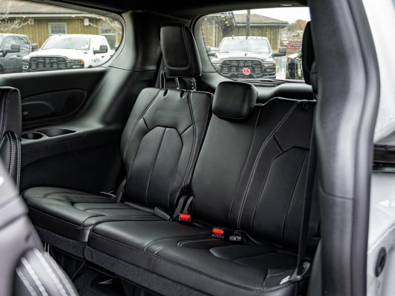 2026 Chrysler Pacifica Select Photo