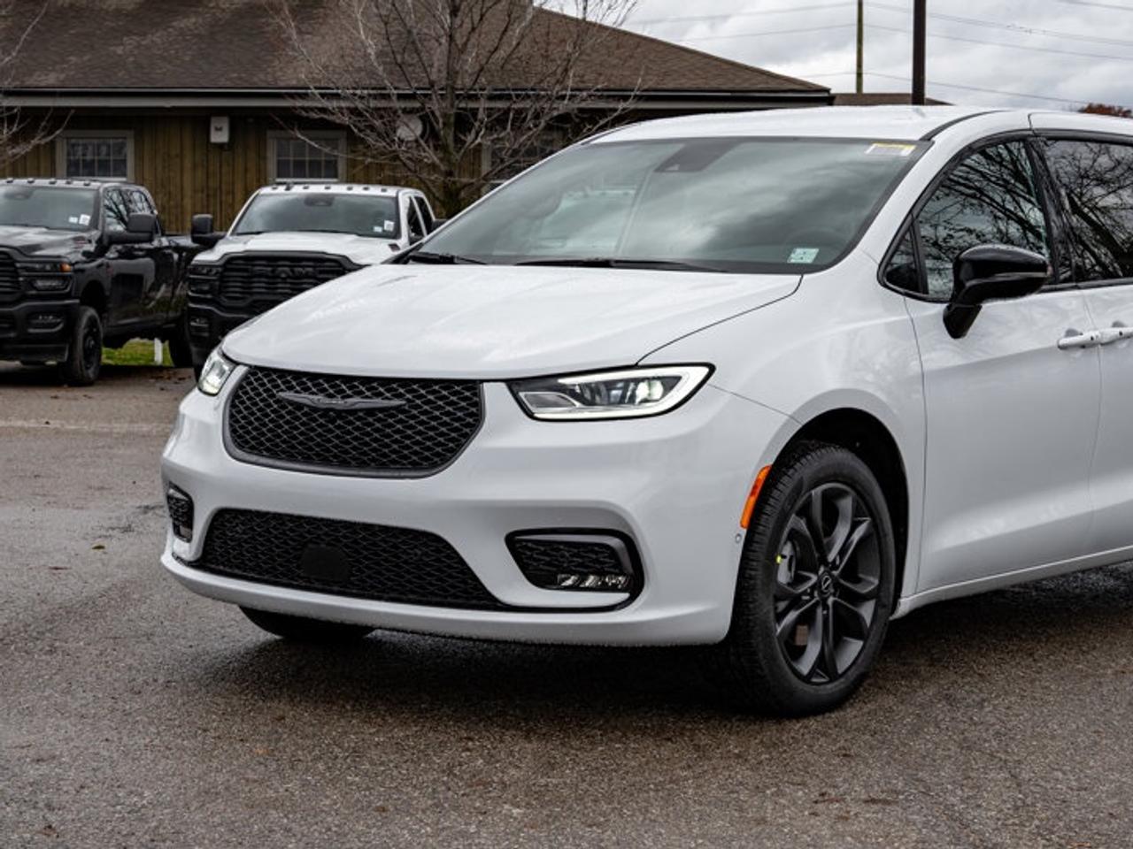 2026 Chrysler Pacifica Select Photo