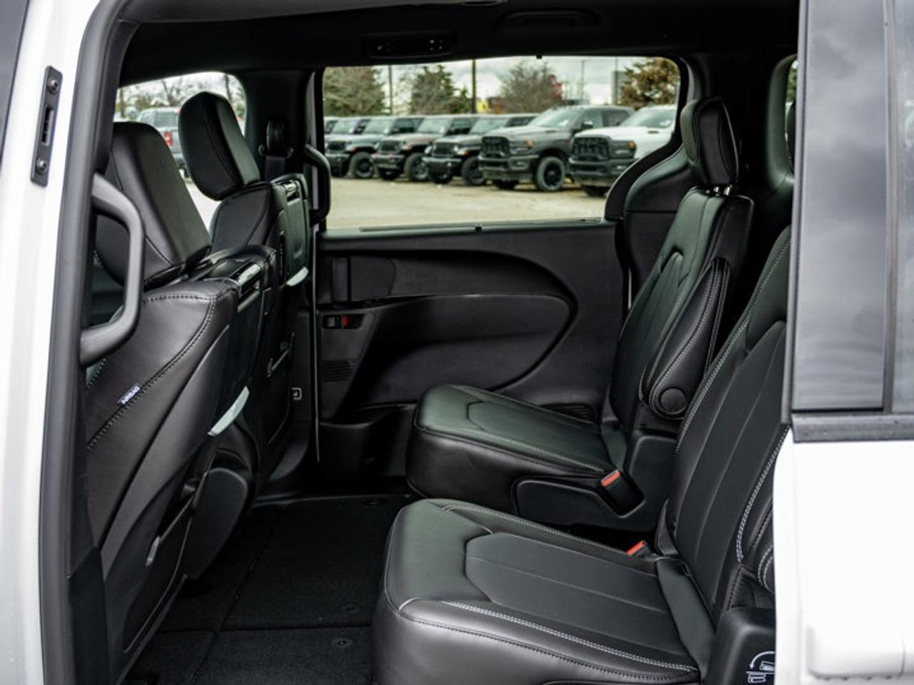 2026 Chrysler Pacifica Select Photo