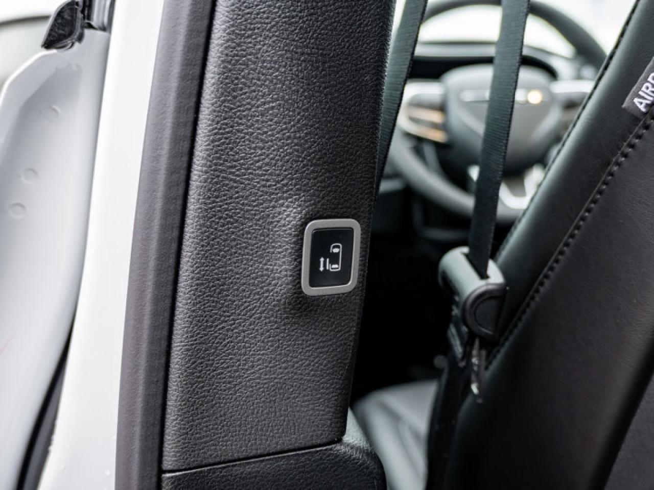 2026 Chrysler Pacifica Select Photo