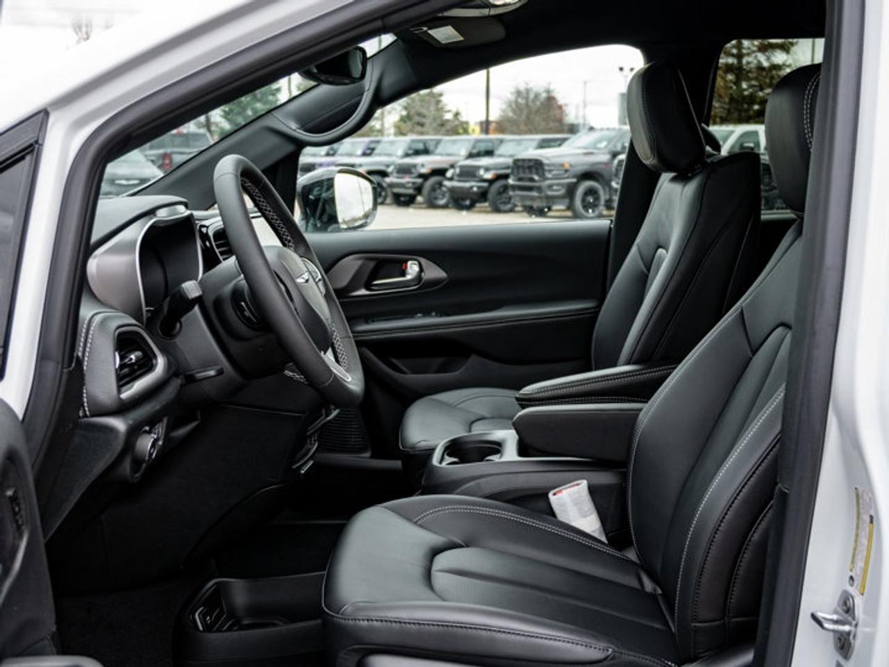 2026 Chrysler Pacifica Select Photo