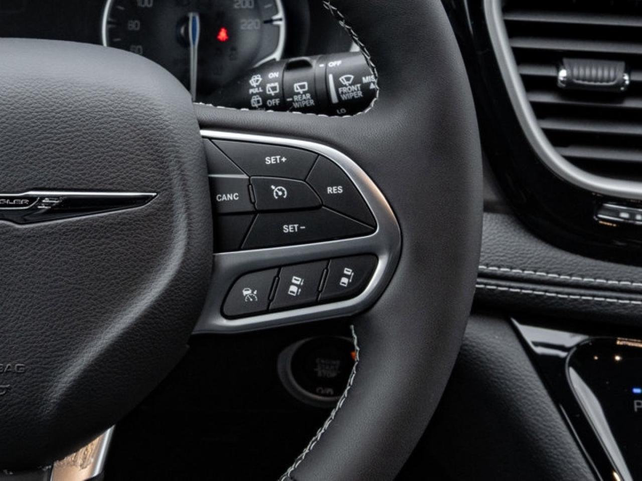 2026 Chrysler Pacifica Select Photo