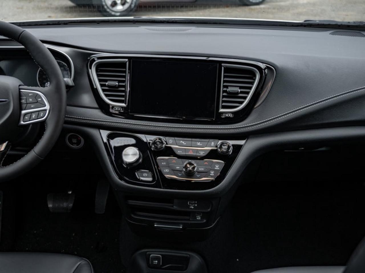 2026 Chrysler Pacifica Select Photo