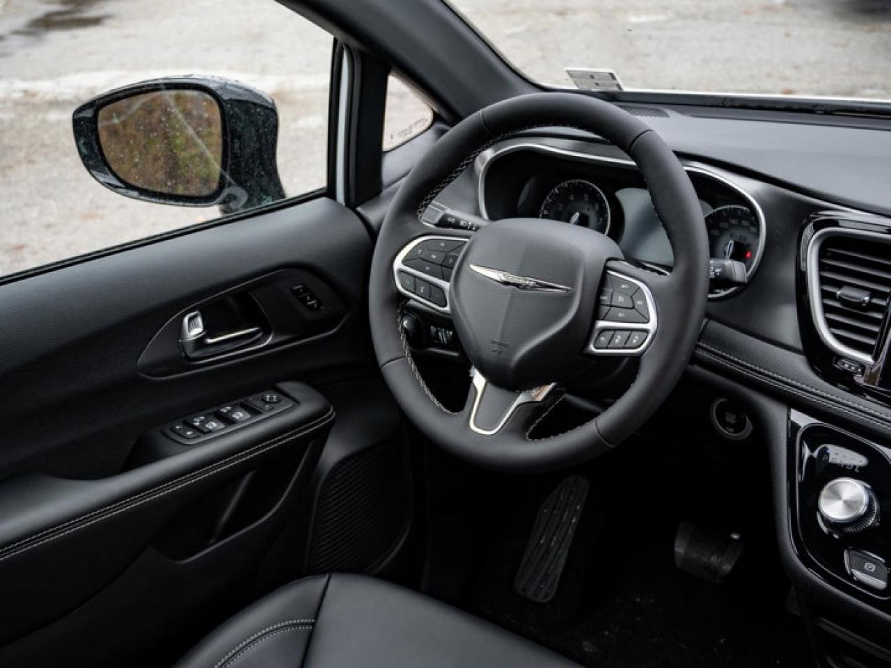 2026 Chrysler Pacifica Select Photo