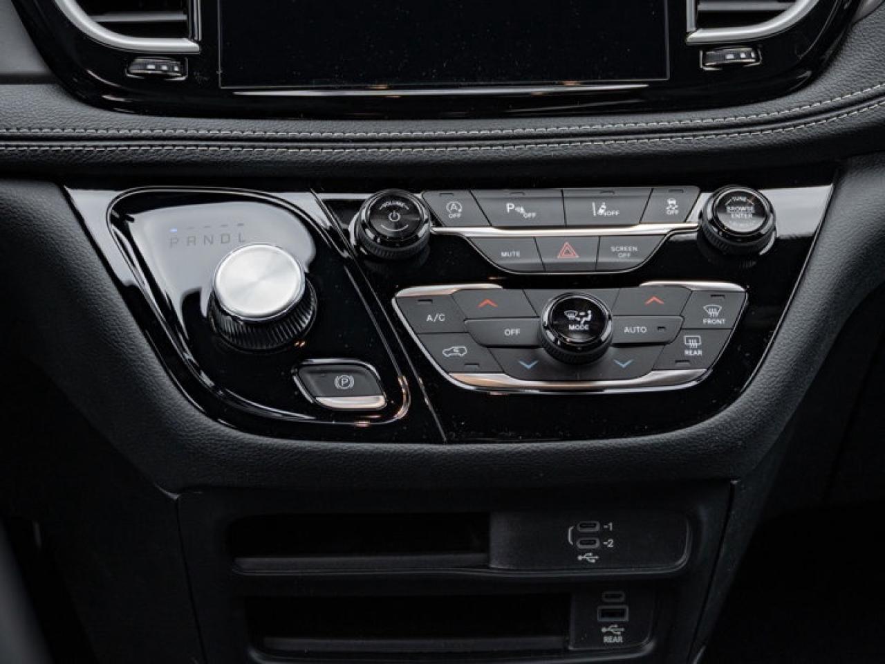 2026 Chrysler Pacifica Select Photo