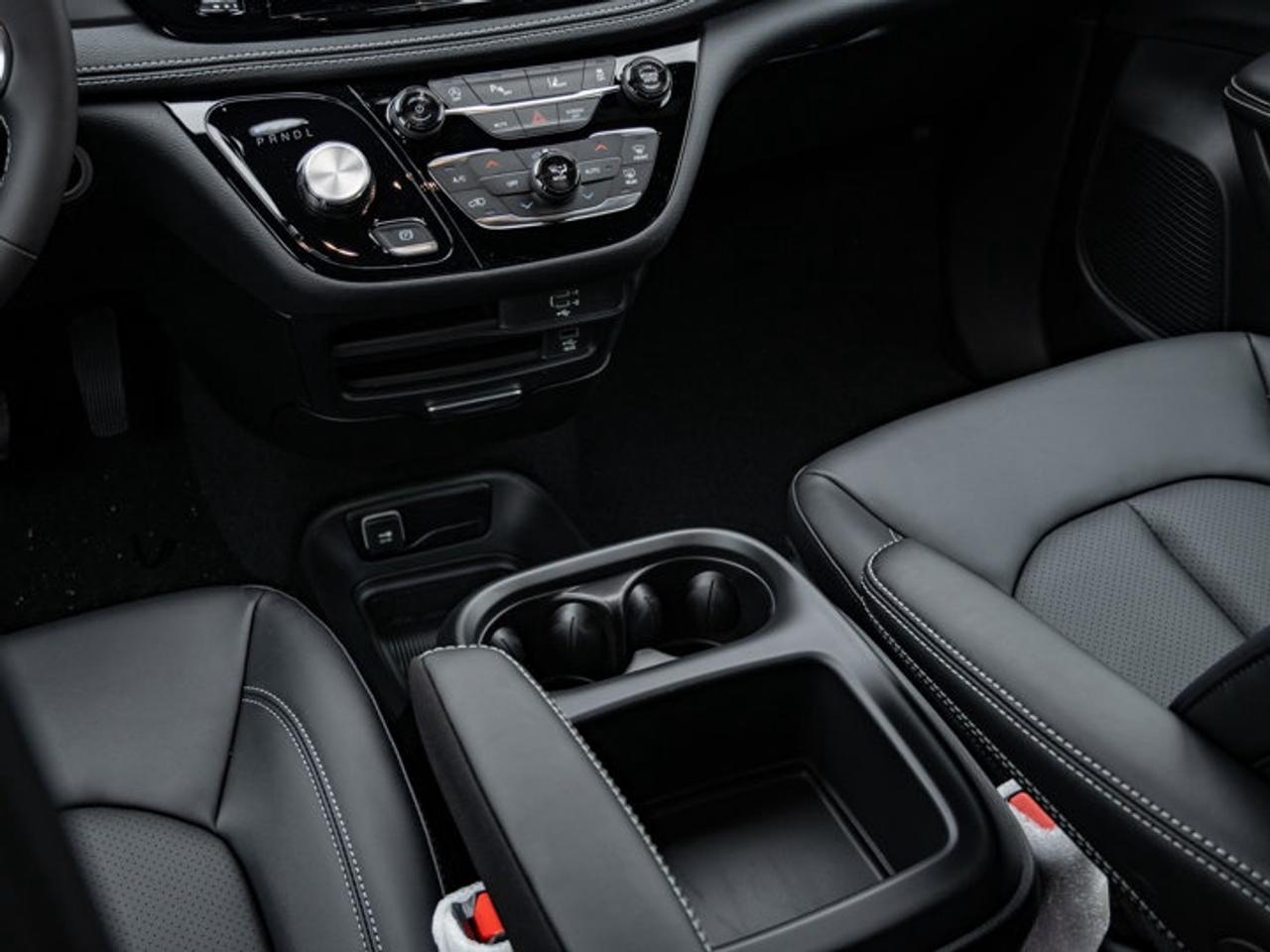 2026 Chrysler Pacifica Select Photo