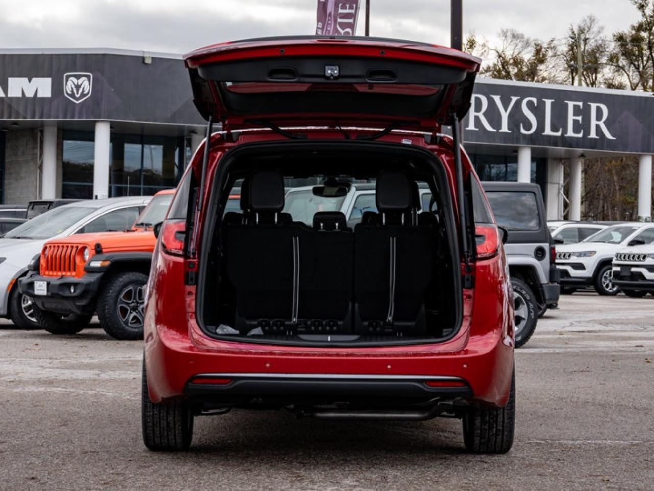 2026 Chrysler Pacifica Select Photo