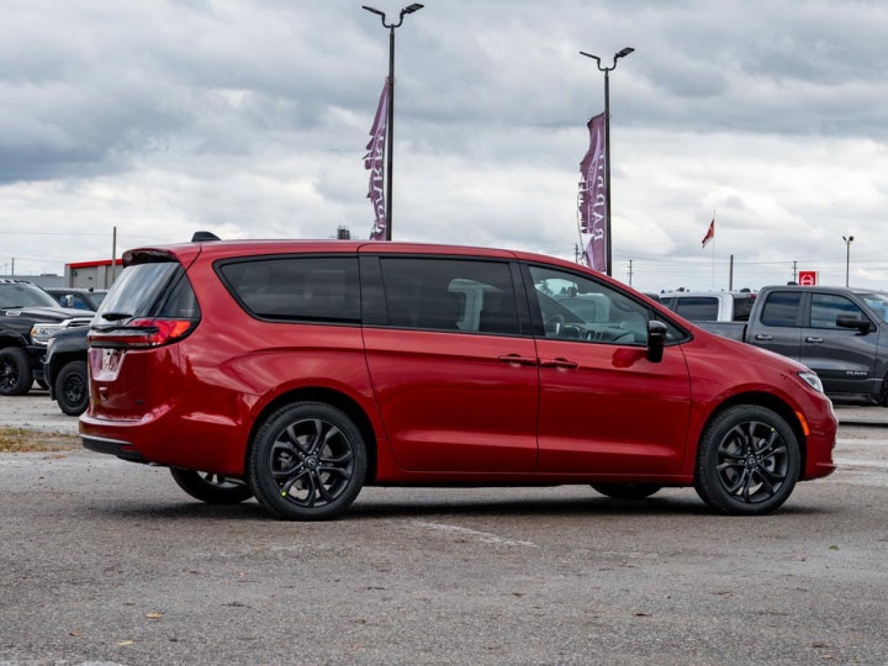2026 Chrysler Pacifica Select Photo