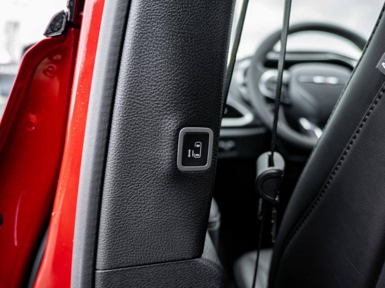 2026 Chrysler Pacifica Select Photo