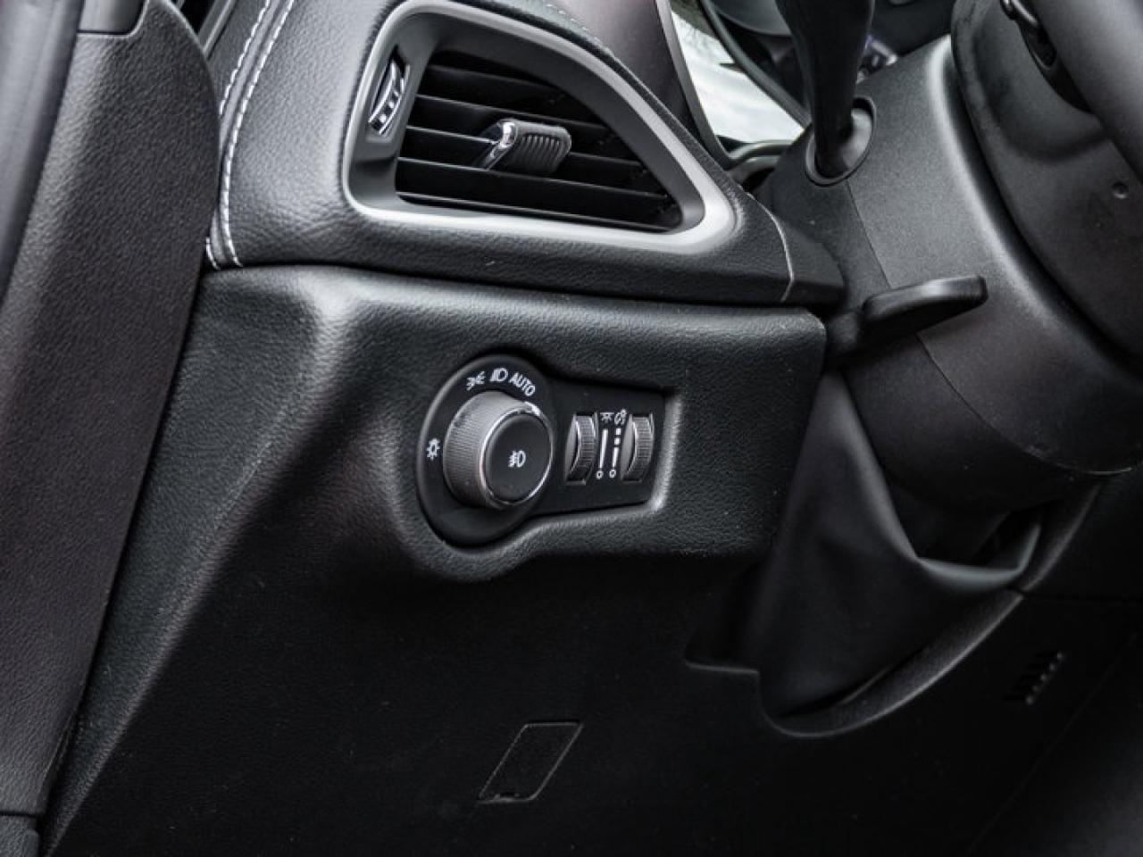 2026 Chrysler Pacifica Select Photo