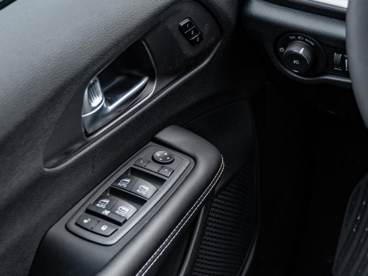 2026 Chrysler Pacifica Select Photo