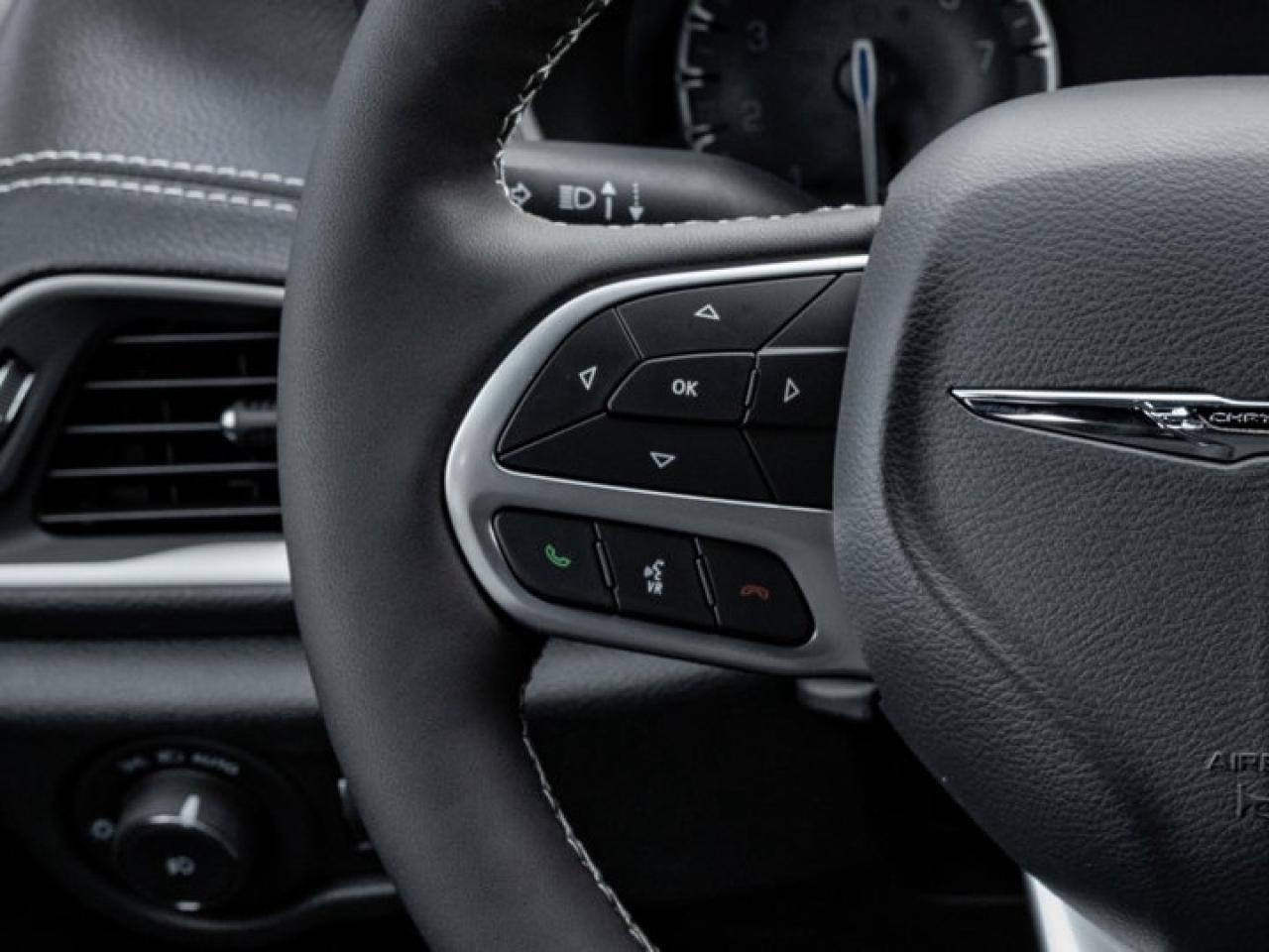 2026 Chrysler Pacifica Select Photo