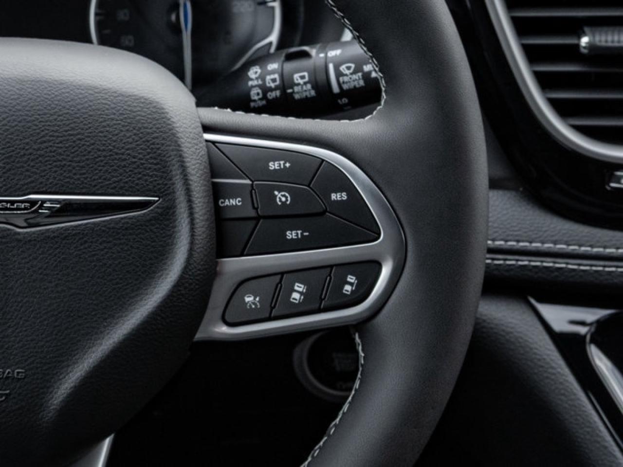 2026 Chrysler Pacifica Select Photo