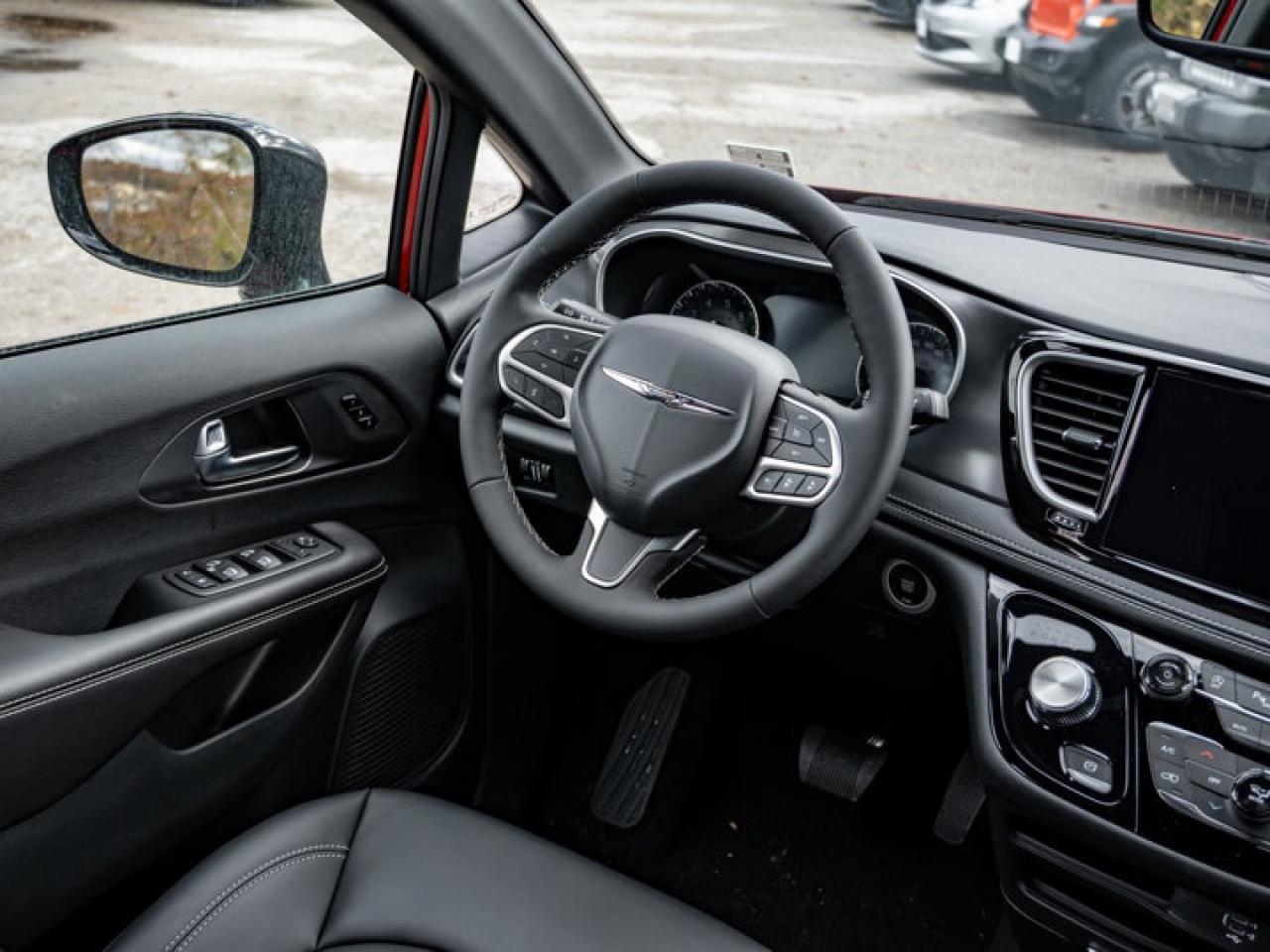 2026 Chrysler Pacifica Select Photo