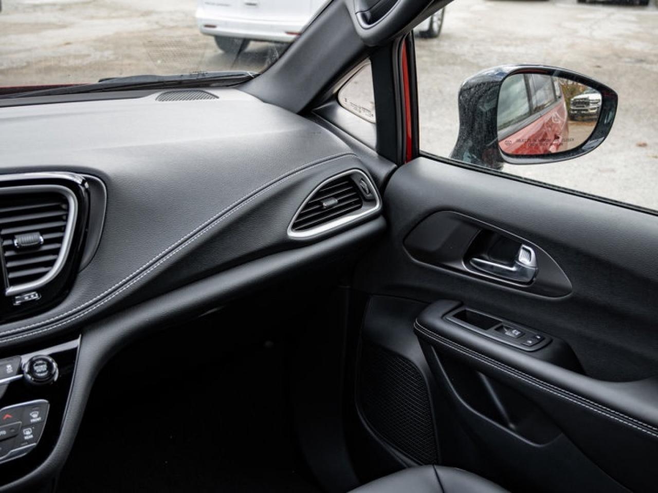 2026 Chrysler Pacifica Select Photo