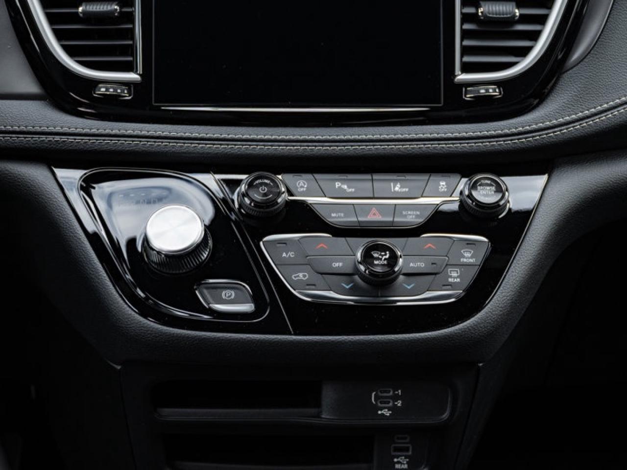 2026 Chrysler Pacifica Select Photo