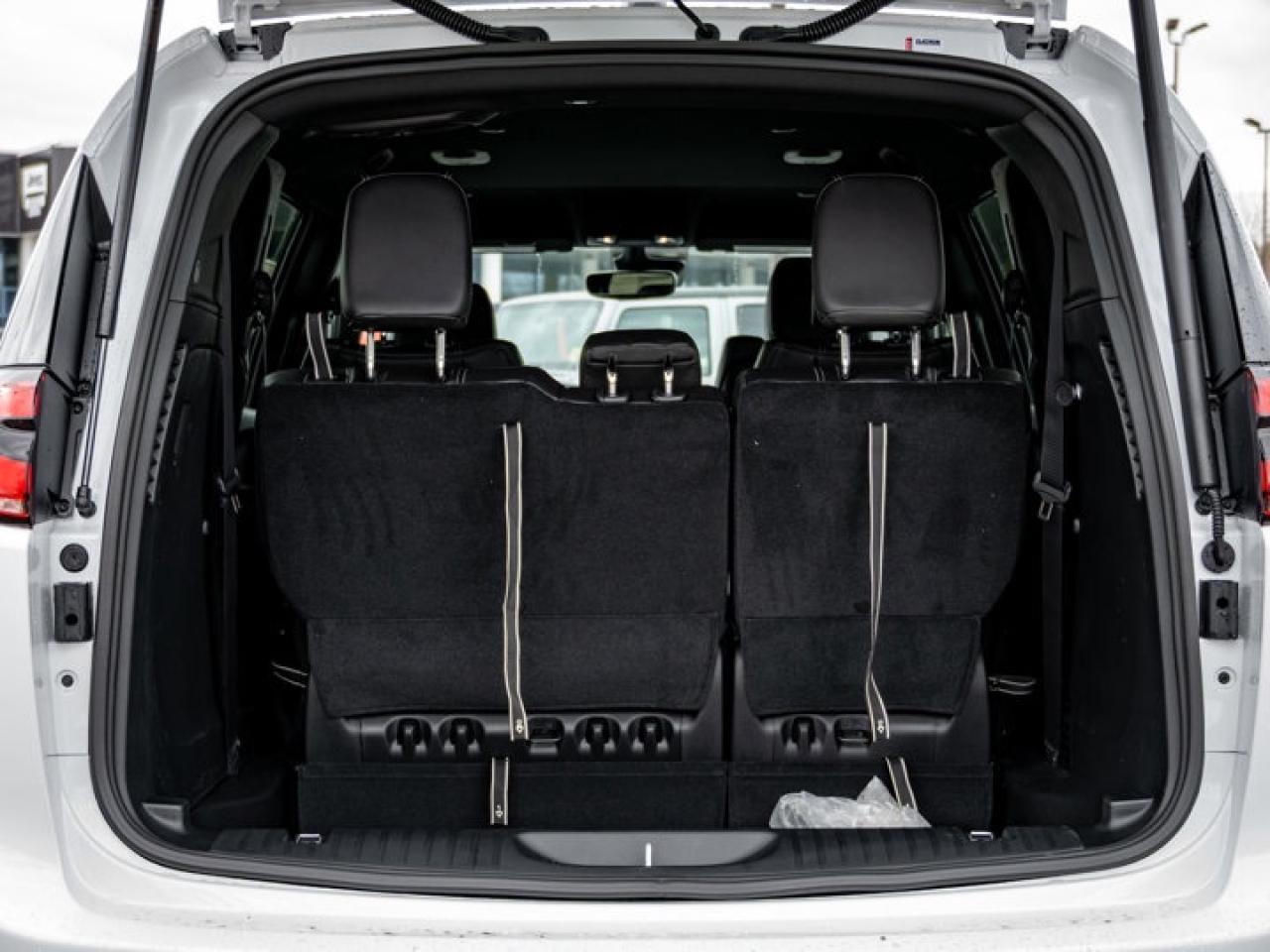 2026 Chrysler Pacifica Select Photo