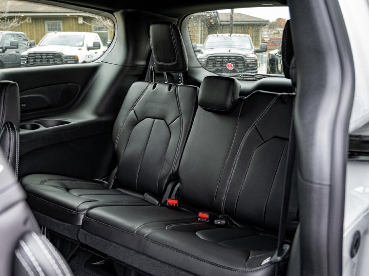 2026 Chrysler Pacifica Select Photo