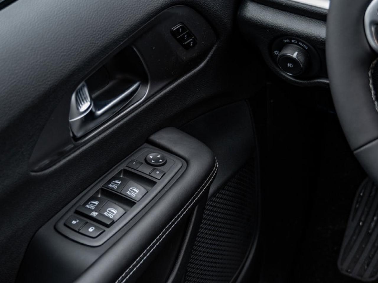 2026 Chrysler Pacifica Select Photo