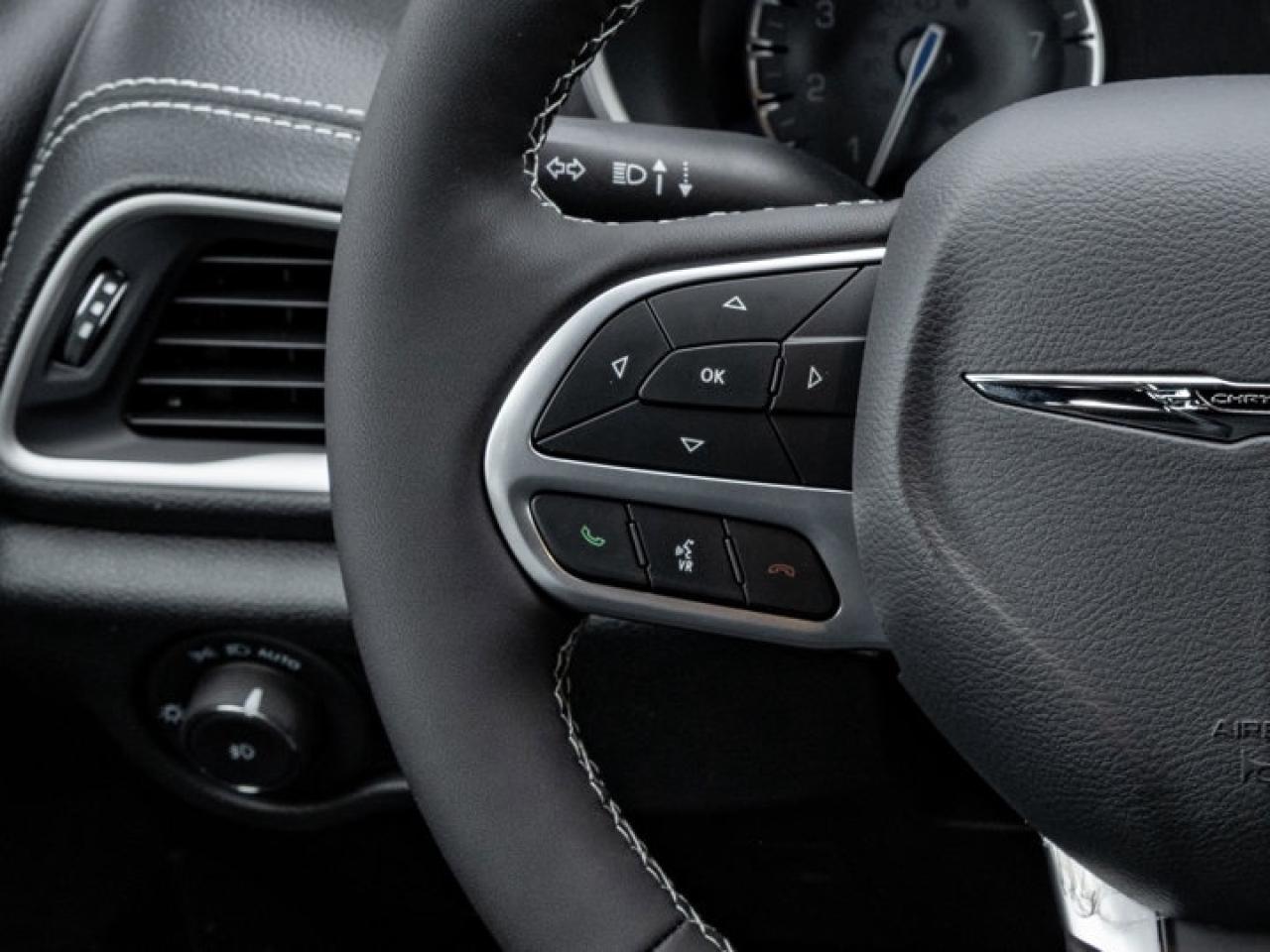 2026 Chrysler Pacifica Select Photo