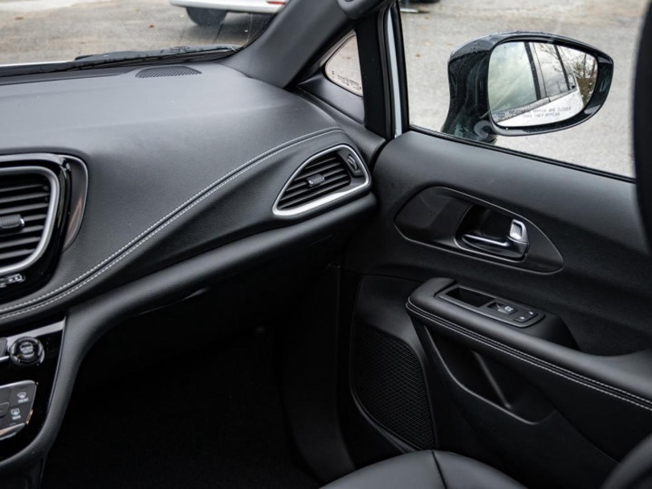 2026 Chrysler Pacifica Select Photo