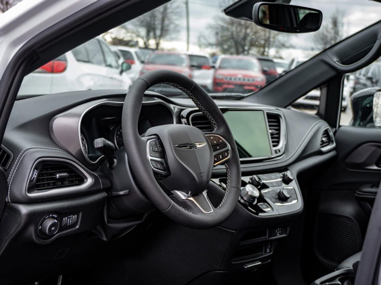 2026 Chrysler Pacifica Select Photo2