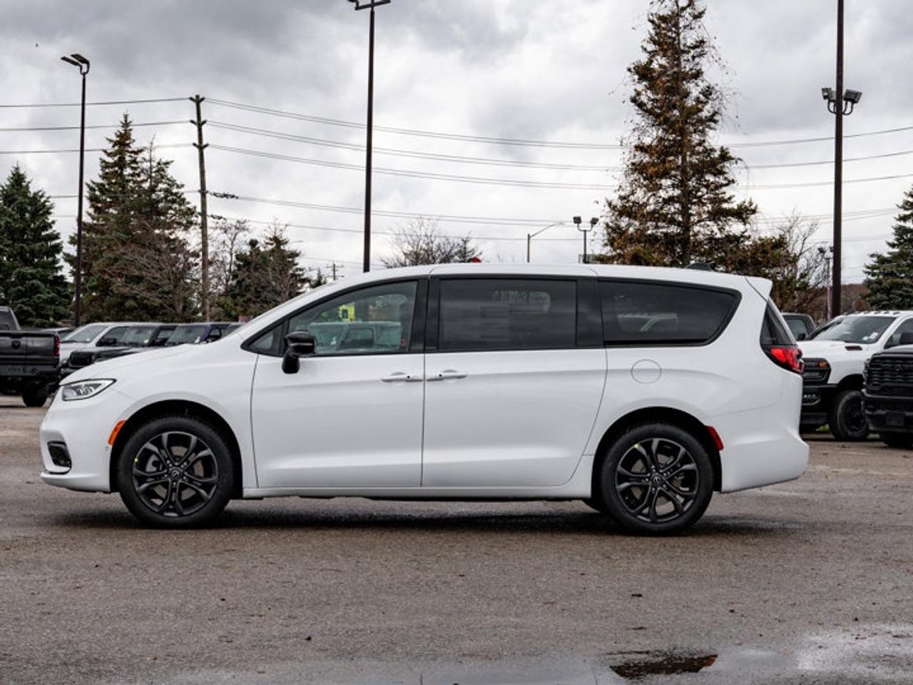 2026 Chrysler Pacifica Select Photo