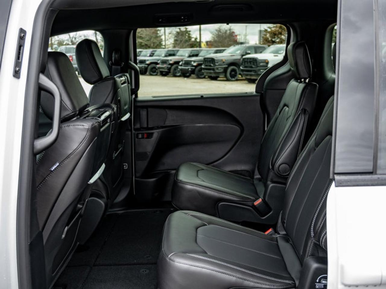 2026 Chrysler Pacifica Select Photo