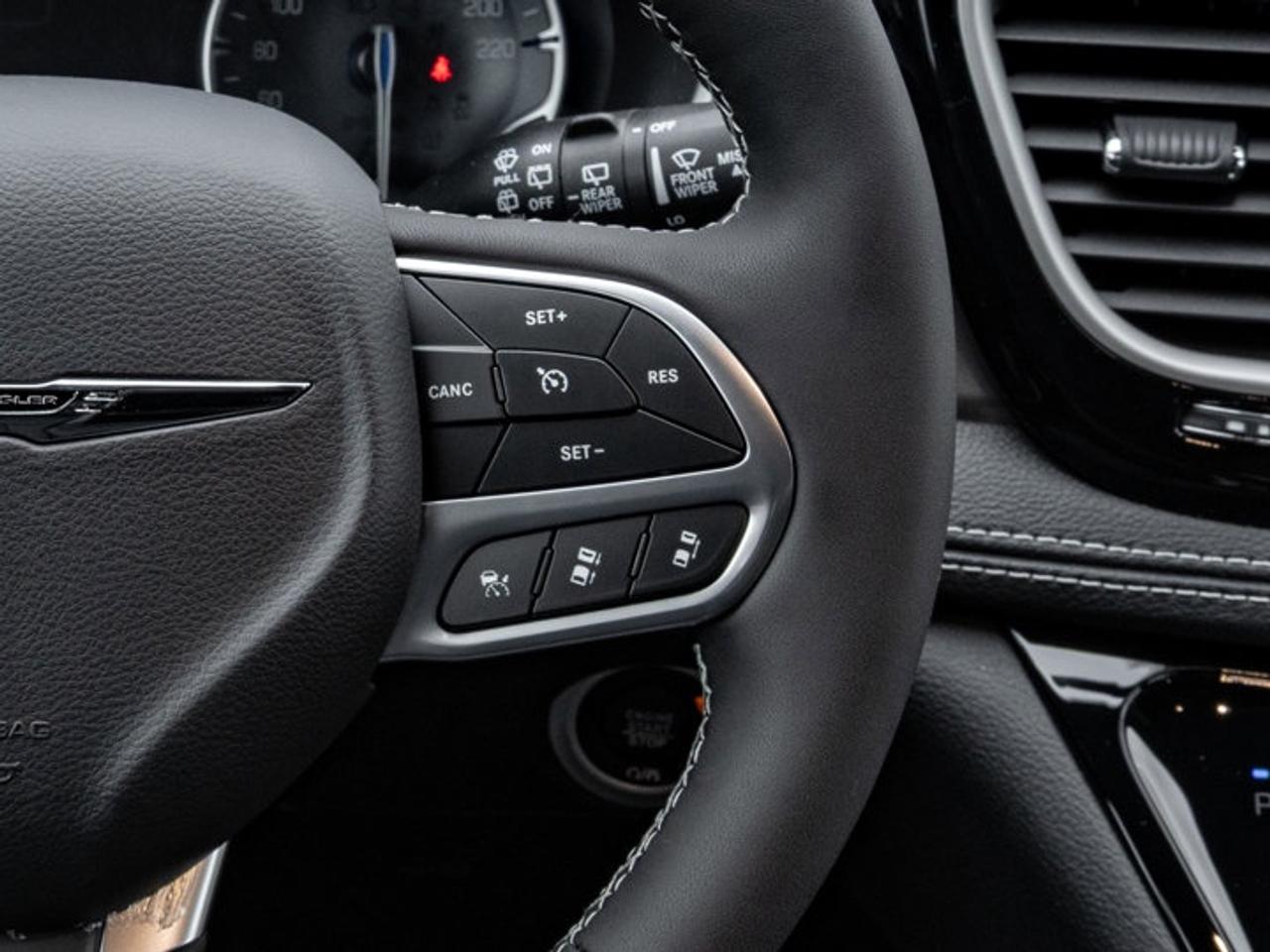 2026 Chrysler Pacifica Select Photo