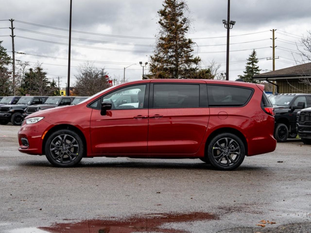 2026 Chrysler Pacifica Select Photo4