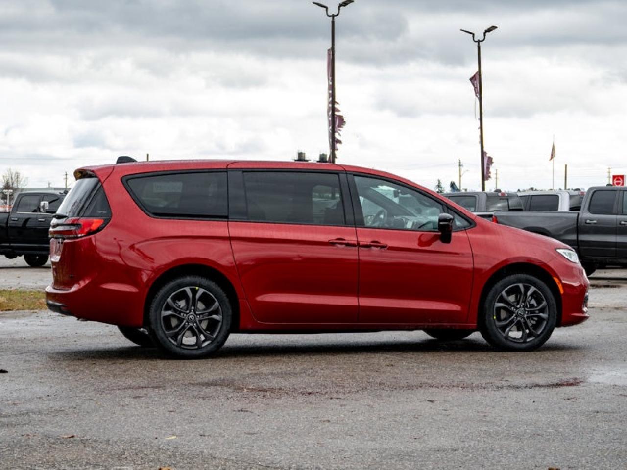 2026 Chrysler Pacifica Select Photo