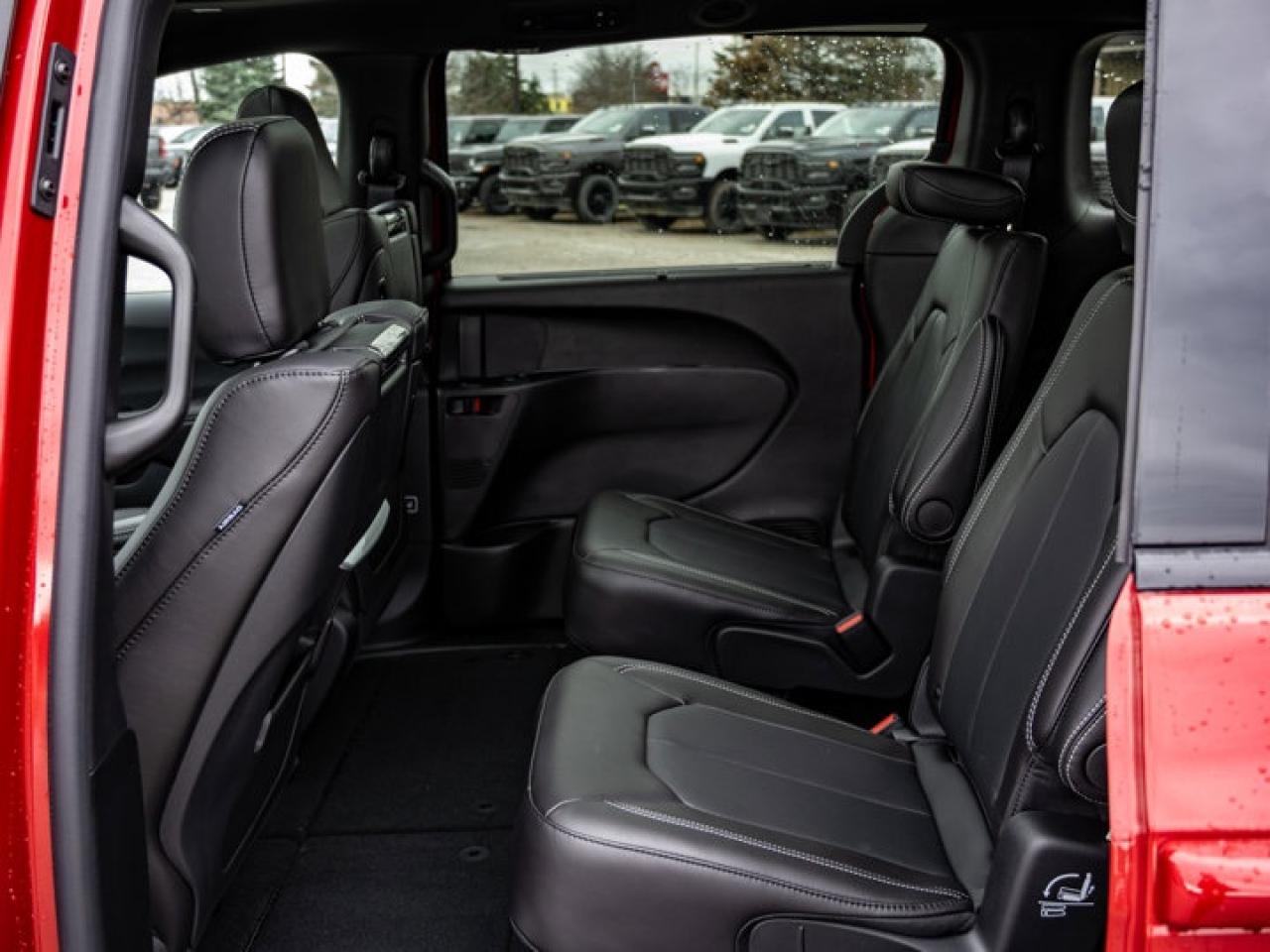 2026 Chrysler Pacifica Select Photo