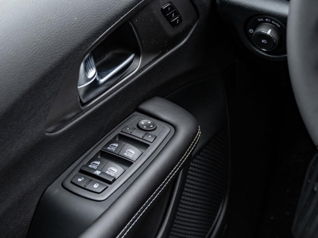 2026 Chrysler Pacifica Select Photo