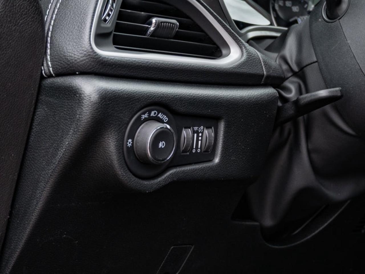 2026 Chrysler Pacifica Select Photo