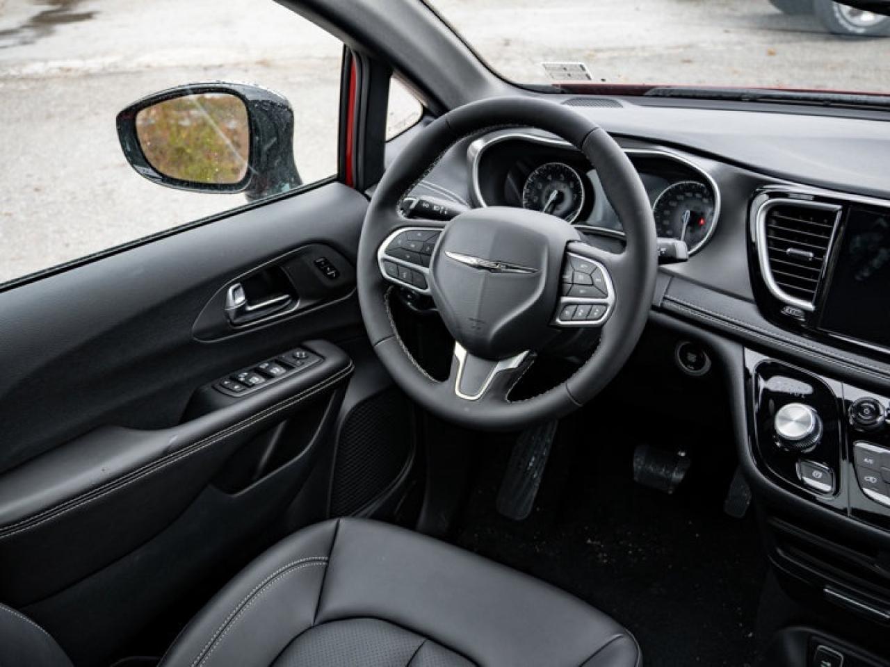 2026 Chrysler Pacifica Select Photo