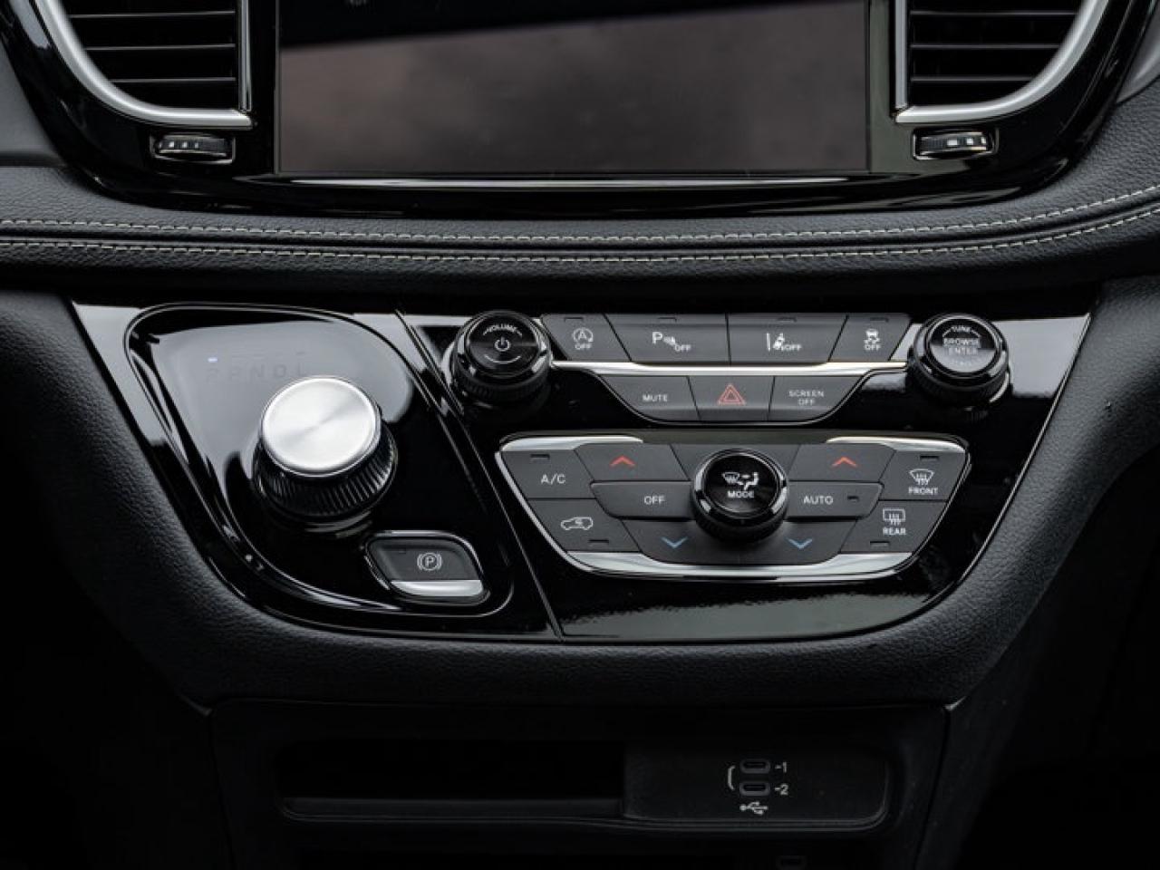 2026 Chrysler Pacifica Select Photo