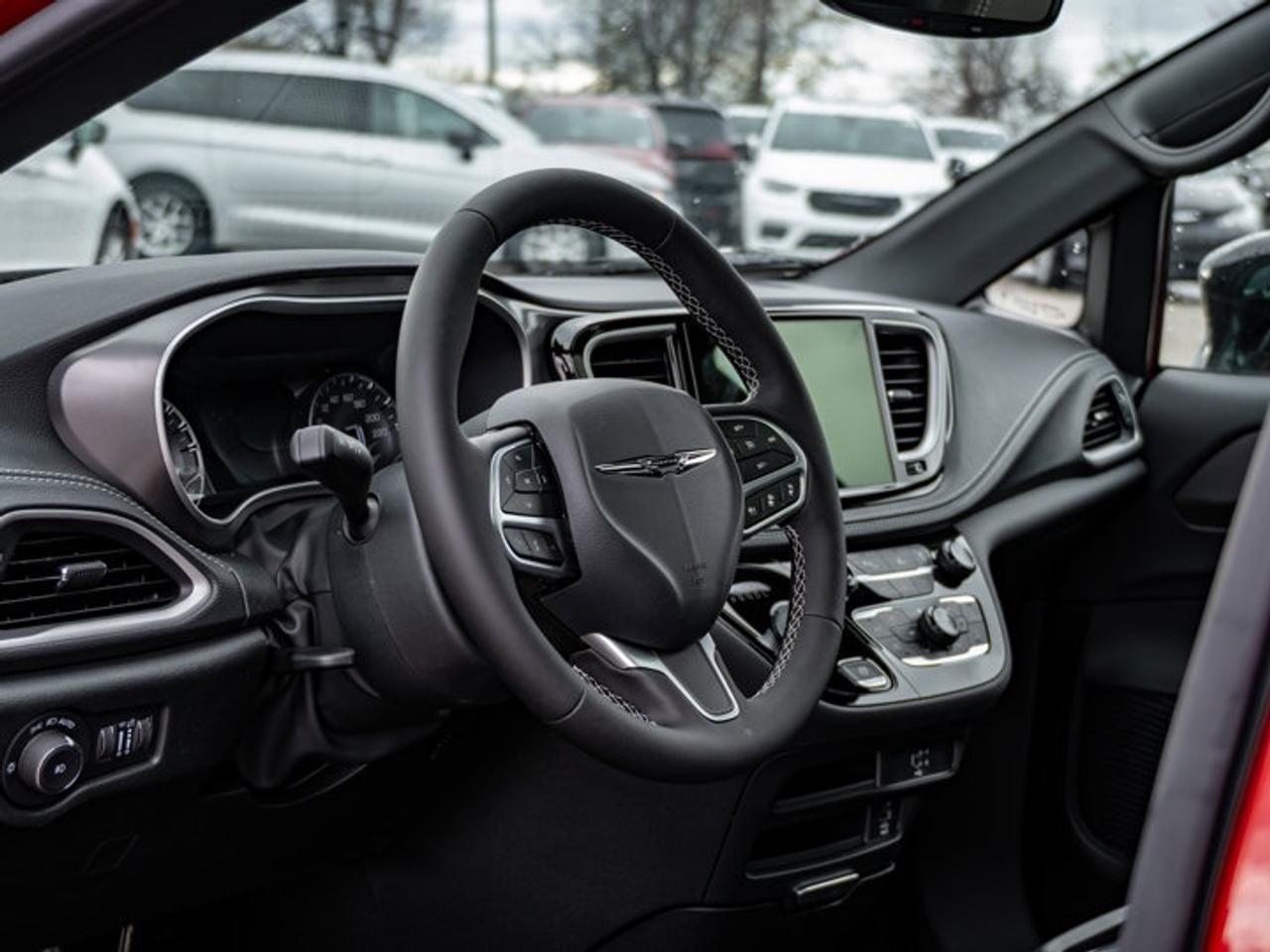 2026 Chrysler Pacifica Select Photo2