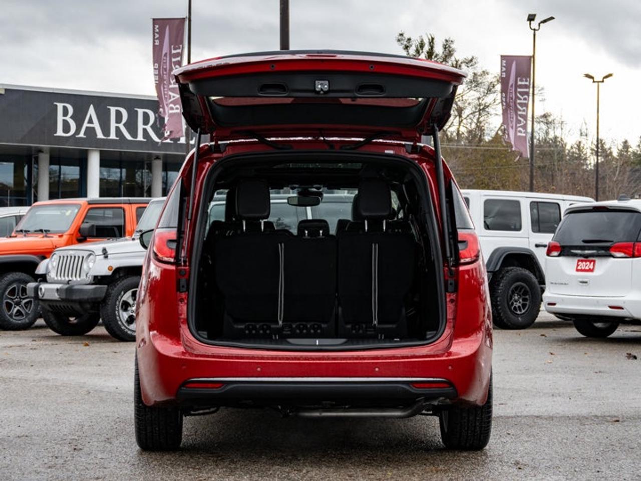 2026 Chrysler Pacifica Select Photo