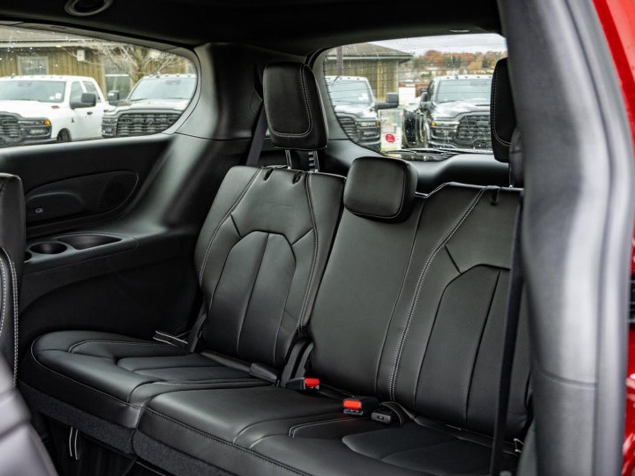 2026 Chrysler Pacifica Select Photo