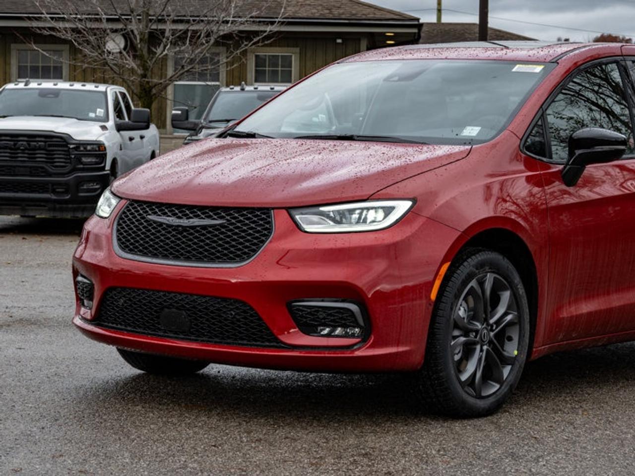2026 Chrysler Pacifica Select Photo