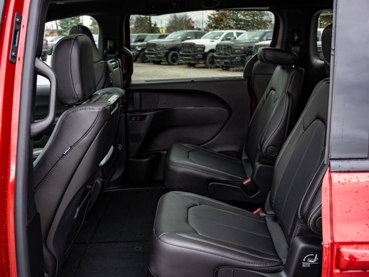2026 Chrysler Pacifica Select Photo
