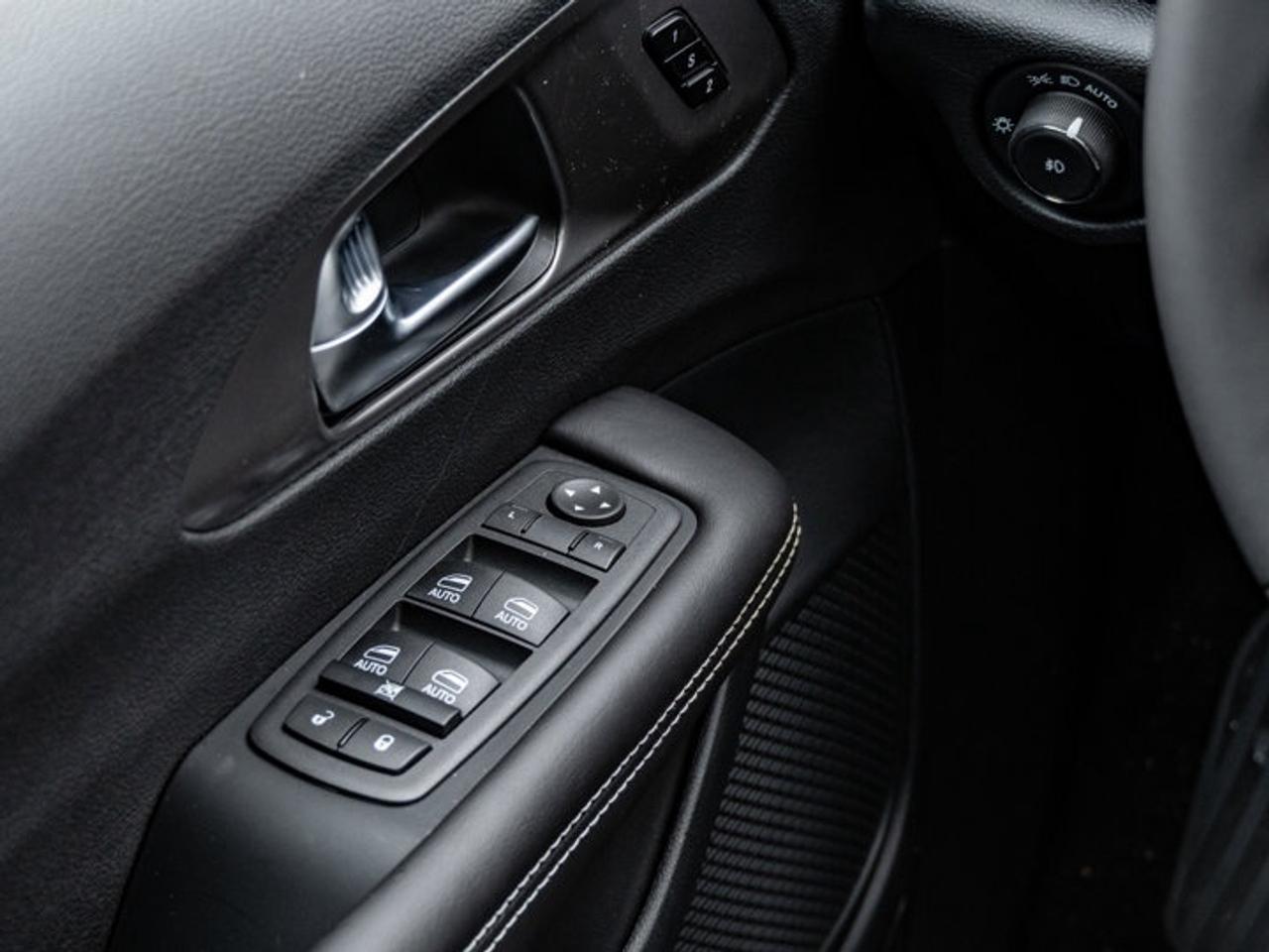 2026 Chrysler Pacifica Select Photo