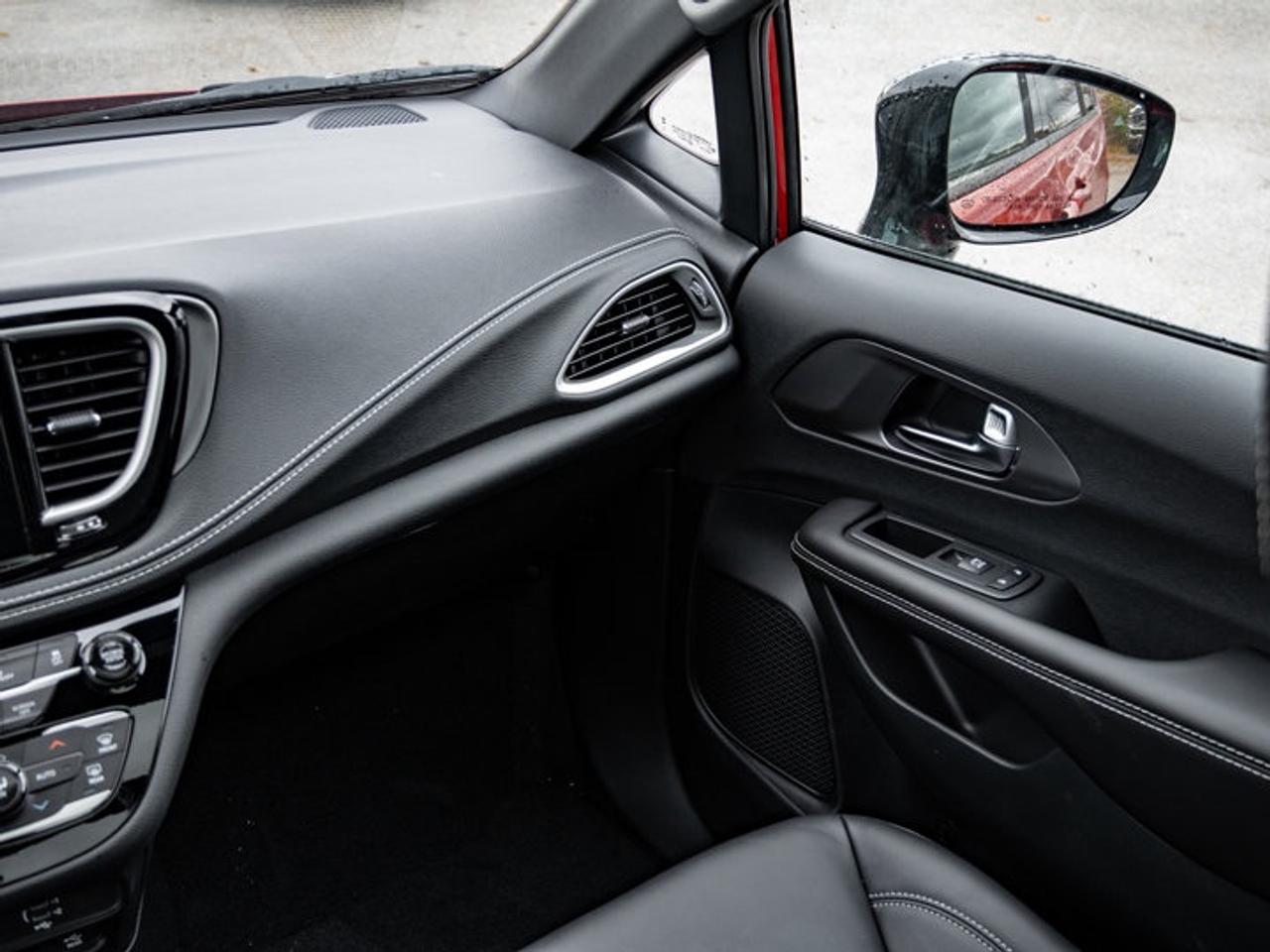 2026 Chrysler Pacifica Select Photo