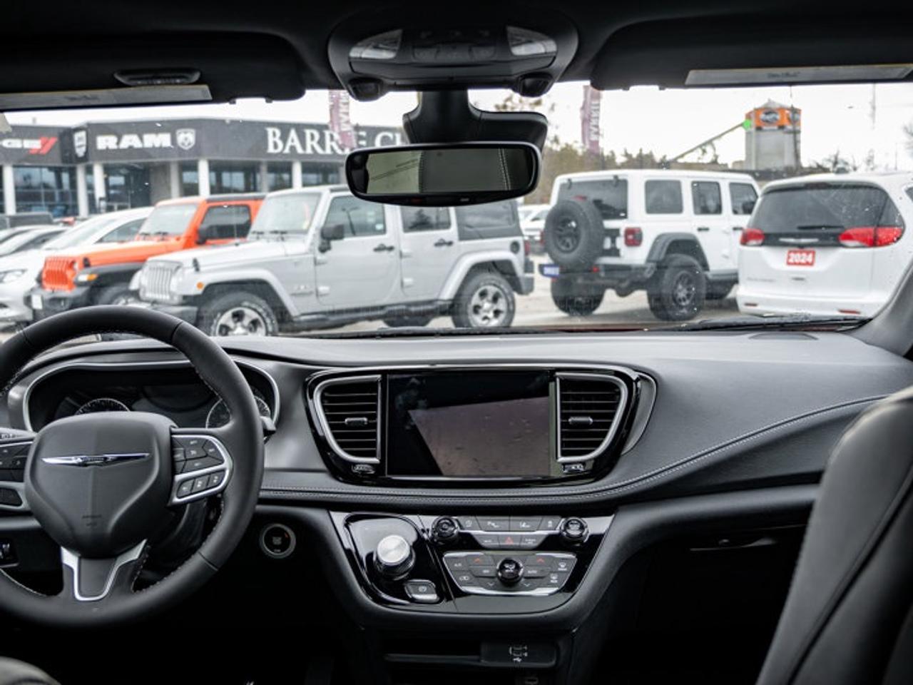2026 Chrysler Pacifica Select Photo