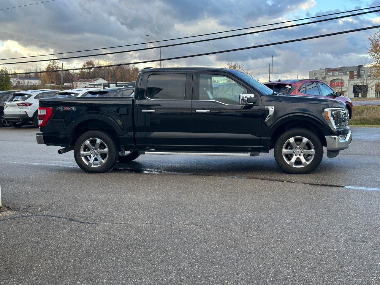 2022 Ford F-150 Lariat 4WD SuperCrew 5.5' Box Photo4