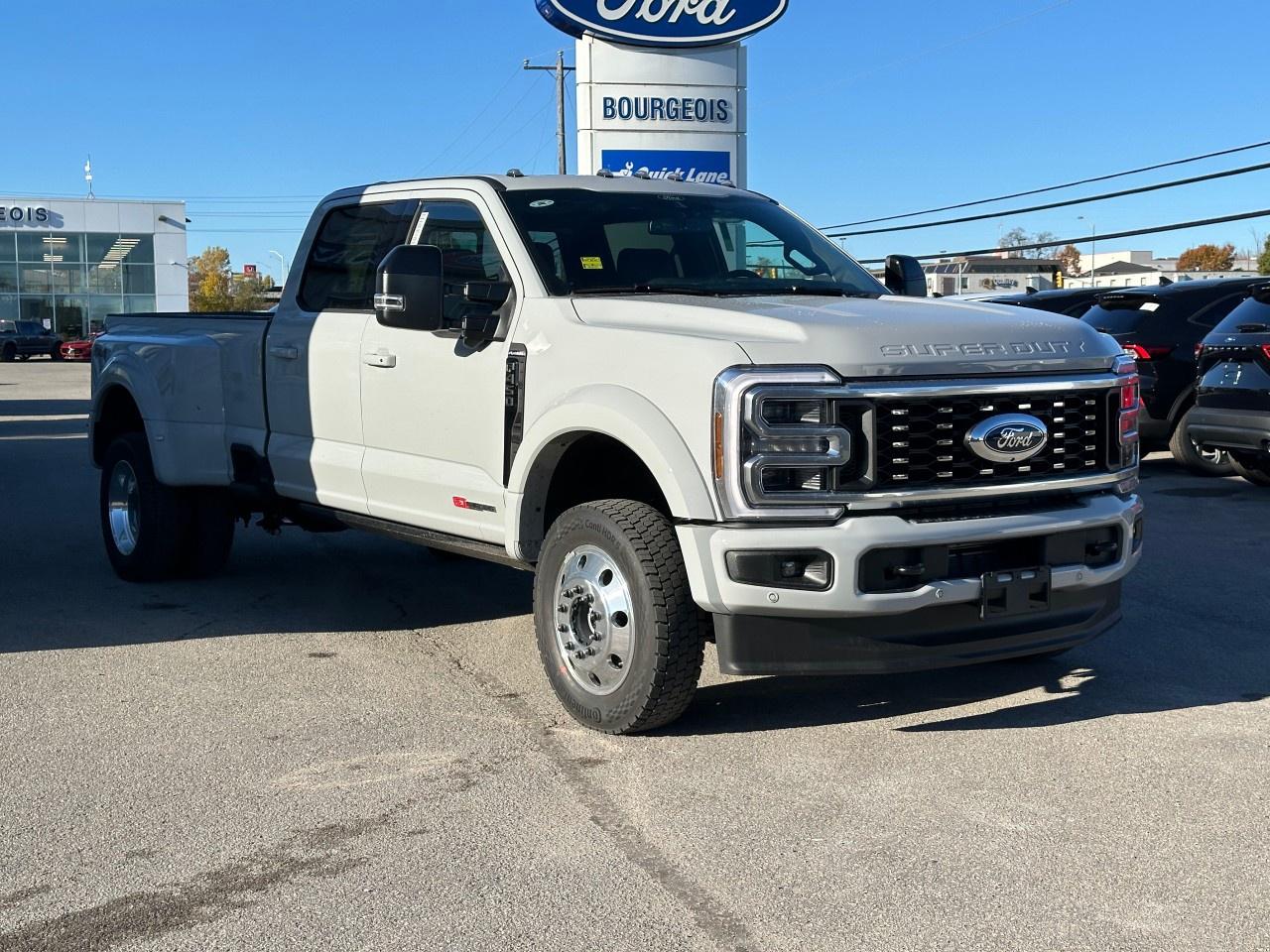 2026 Ford F-450 Super Duty DRW PLATINUM 4WD CREW CAB 8' BOX Photo3